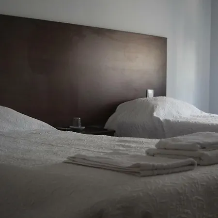 Hotel Cacula, Local *